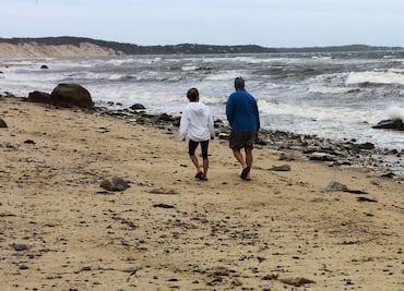 Rescatan a 5 bañistas en Guasave y Mazatlán; uno fallece y cuatro sufren lesiones por "quemadores"