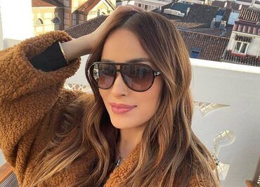 Cynthia Rodríguez luce su baby bump en la playa con bikini negro