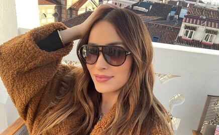 Cynthia Rodríguez luce su baby bump en la playa con bikini negro