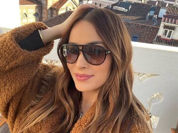 Cynthia Rodríguez luce su baby bump en la playa con bikini negro