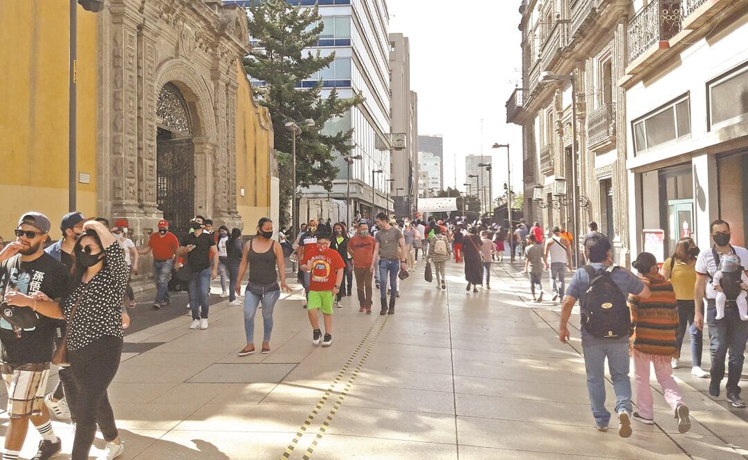  A diferencia de días anteriores, la calle de Madero fue dividida en dos sentidos para evitar grandes concentraciones de gente; sin embargo, a veces no fue posible por las largas filas en los comercios. Fotos: Juan Carlos Cortés. EL UNIVERSAL