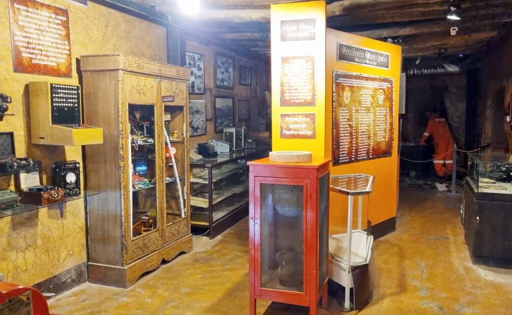 En la imagen un filtro de agua de piedra caliza dentro de una caja de madera color marrón y con cristales. En el museo de lo paranormal también se encuentran objetos antiguos como teléfonos y cajas registradoras. Foto: Rogelio Varela/Cortesía.