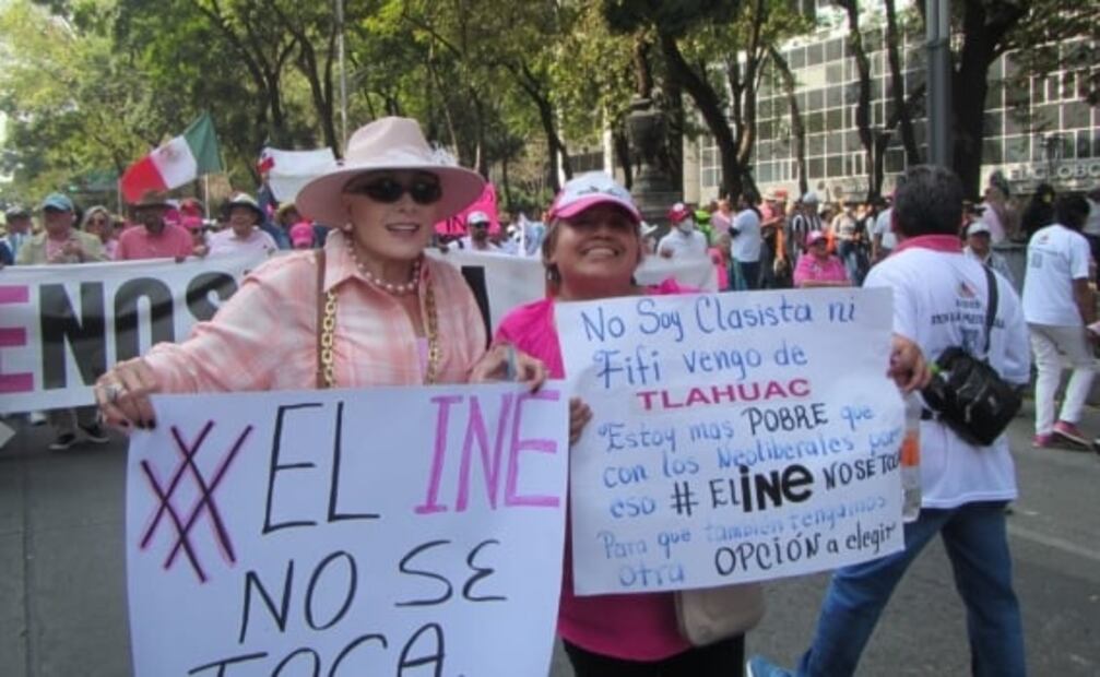 Tras ser exhibida por AMLO, Laura Zapata comparte foto con “señora de Tláhuac” en marcha por el INE