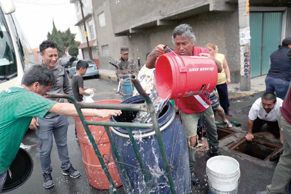 Vecinos arribaron a la esquina de la calle Centauro del Norte y Cuatrociénegas, con botes, cubetas y tambos para llevar agua (IVÁN STEPHENS. EL UNIVERSAL)