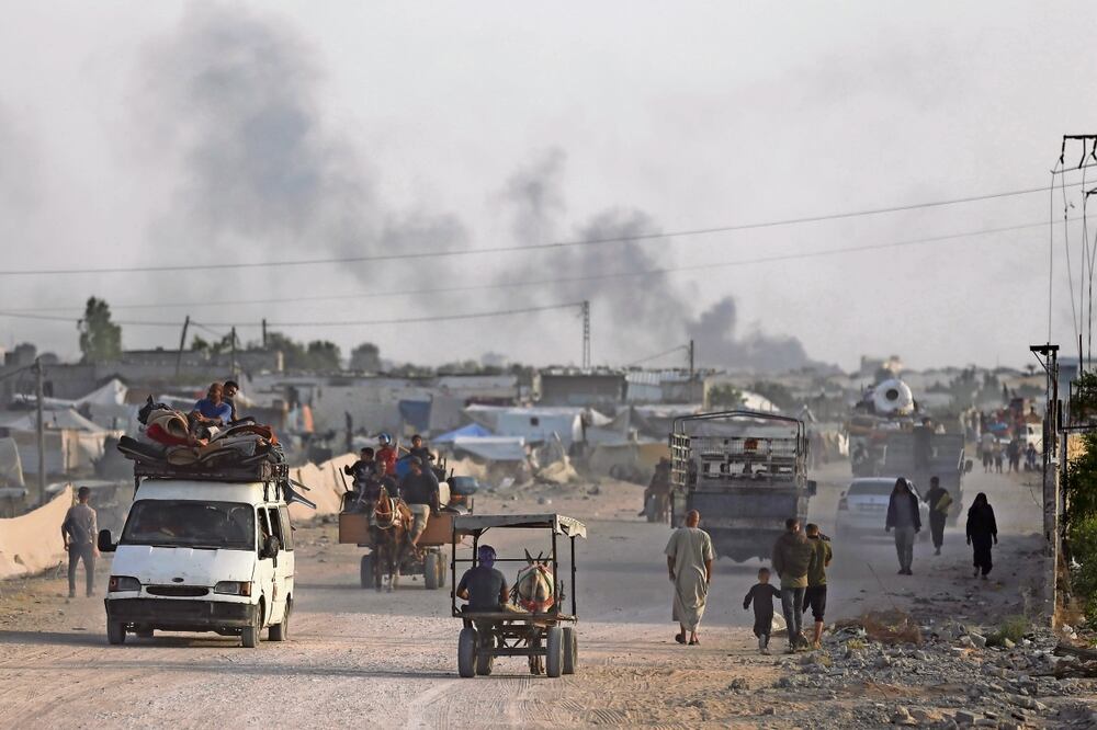 Palestinos huyen de la ciudad de Rafah, en el sur de Gaza, durante una ofensiva israelí. Foto: de Jehad Alshrafi. AP