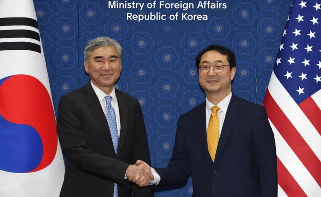 El represente especial de Estados Unidos para Corea del Norte, Sung Kim, estrecha la mano al representante especial de Corea del Sur para asuntos de paz y seguridad en la Península de Corea, Kim Gunn. Foto: AP