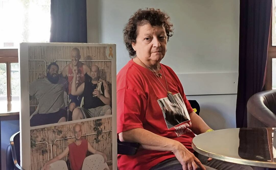 Ruthy Strum declara, con el celular al lado encima de una silla, que siempre espera la llamada en la que le avisen que sus hijos han vuelto. Foto: Ángel Santamaría | El Universal