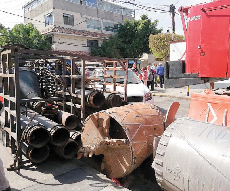 La noche del jueves pasado trabajadores colocaron la maquinaria, pero desde el viernes comenzó su retiro ante la oposición vecinal. FOTO: ESPECIAL