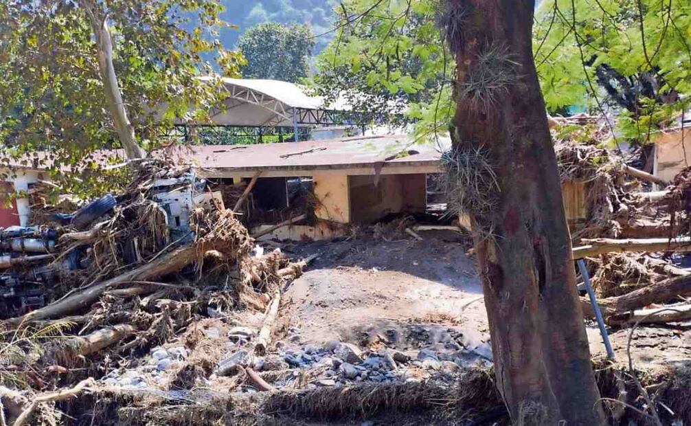 La mayoría de las panaderías del centro de Huehuetla quedaron en ruinas, su pan era tradicional en el Xantolo. Foto: Especial