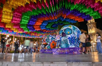 Día de Muertos: Calaveras gigantes y tapete aéreo de papel picado, parte de la decoración instalada en el puerto de Veracruz
