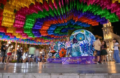 Día de Muertos: Calaveras gigantes y tapete aéreo de papel picado, parte de la decoración instalada en el puerto de Veracruz