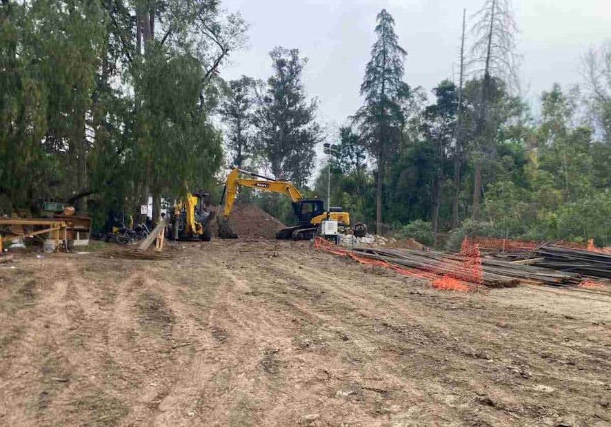 Roberto Capuano explicó a los vecinos y autoridades municipales que el caudal de la Presa Lago de Guadalupe mitigará el impacto de las crisis hídricas del Cutzamala. Foto: Especial
