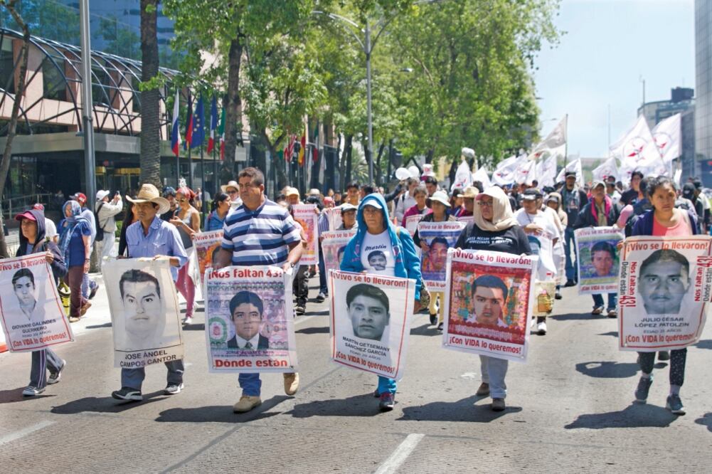Legisladores del PRD dicen que diversas voces han criticado la indiferencia de las autoridades para dar respuestas a la desaparición de los normalistas (ARCHIVO EL UNIVERSAL)