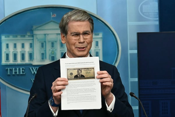 Gobierno de EU presiona por billete de 250 dólares con el rostro de Trump; secretario del Tesoro presenta el boceto