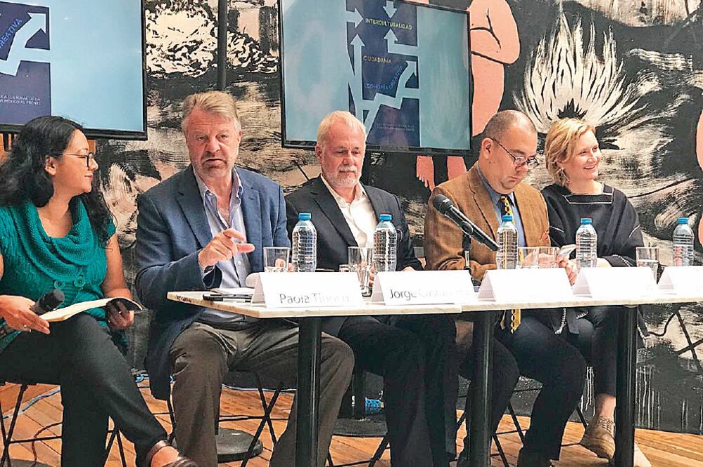 Raúl Padilla (centro) y Jorge Castañeda (izquierda), junto a más integrantes del equipo del candidato Ricardo Anaya. (ESPECIAL)