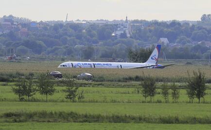 Avión de Rusia realiza aterrizaje de emergencia en un campo de maíz