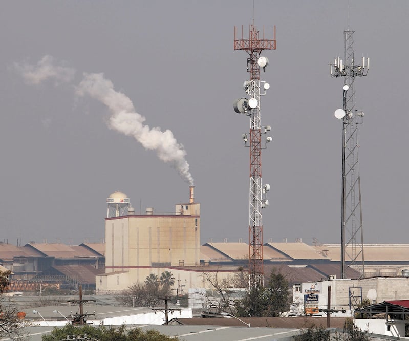 La industria es una de las principales fuentes de contaminación en el área metropolitana de Monterrey.Foto: VICTOR H. VALDIVIA
