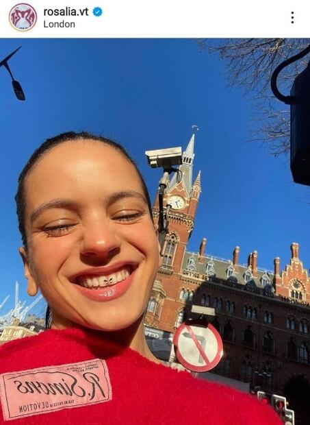 Rosalía tiene el mejor look de invierno con maxi suéter y plataformas 