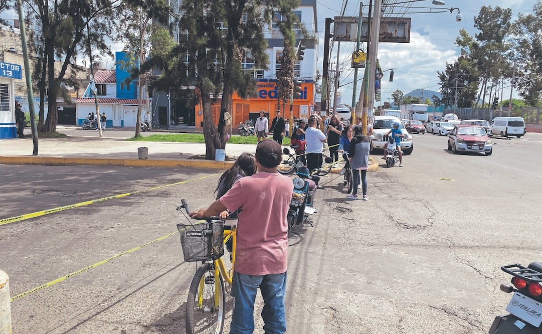 Los inconformes exigieron a las autoridades que vuelvan a sus domicilios a ver las condiciones en las que quedaron tras la tormenta que inundó miles de viviendas. Foto: de EMILIO FERNÁNDEZ. EL UNIVERSAL