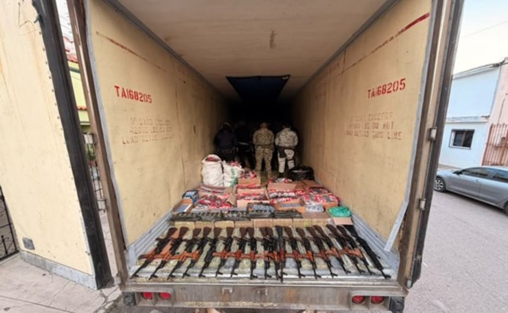 Autoridades federales y estatales de seguridad arrestaron a dos presuntos integrantes del Cártel de Sinaloa, que llevaban un arsenal en un tractocamión, en Mazatlán, Sinaloa. Foto: Especial
