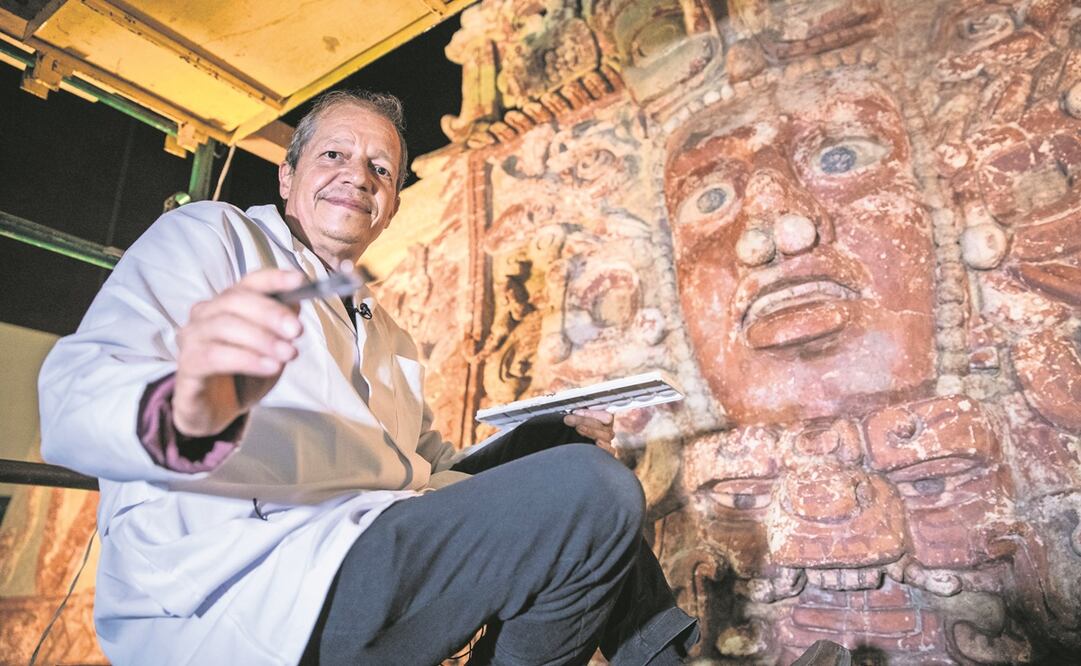 Desde 2018, Sergio González García coordina la restauración del friso maya que, se cree, era parte de algún edificio de la selva de lo que hoy es Placeres, Campeche.