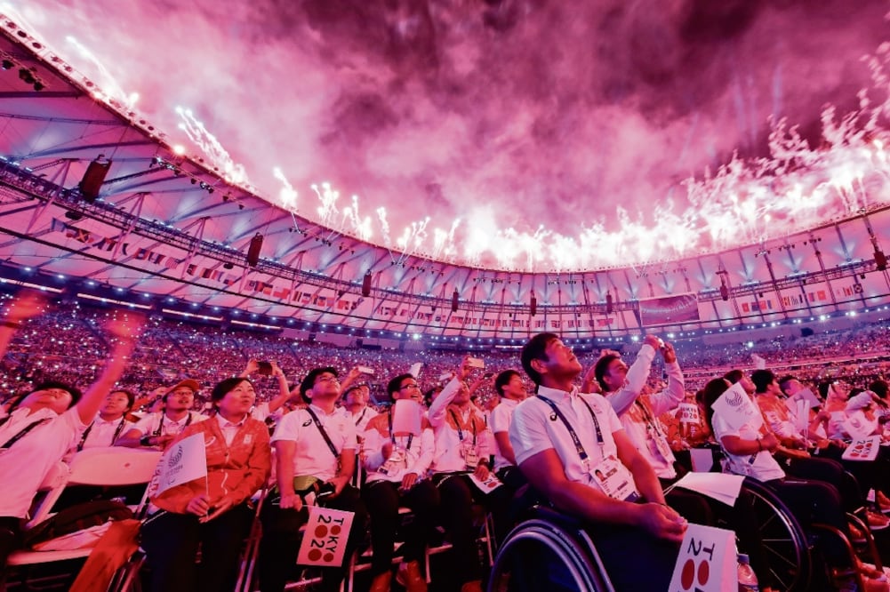 Entre pirotecnia y luces multicolores, los atletas paralimpicos gozaron de la clausura de Río 2016 (LEO CORREA. AP)
