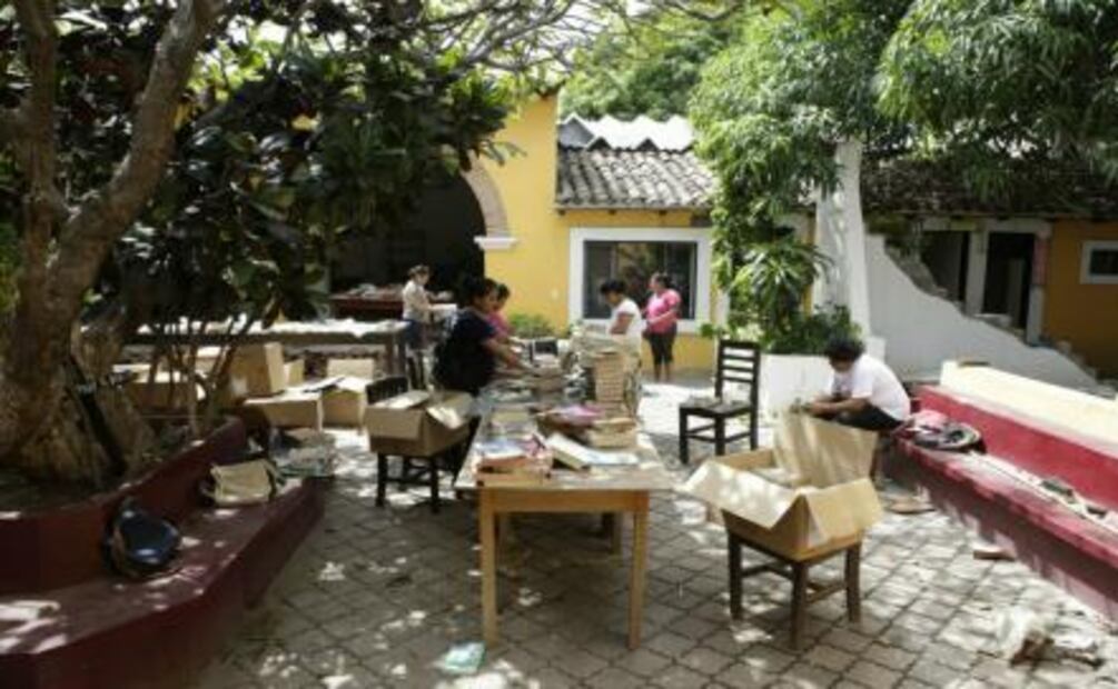 Rescatan libros de biblioteca municipal de Juchitán
