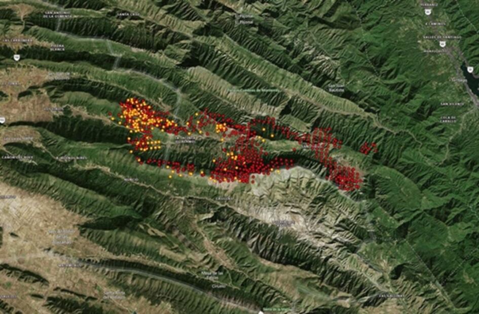 Aumenta voracidad de incendio en la sierra de Santiago; evacuan a más de mil personas