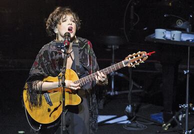 Natalia Lafourcade padece bronquitis aguda