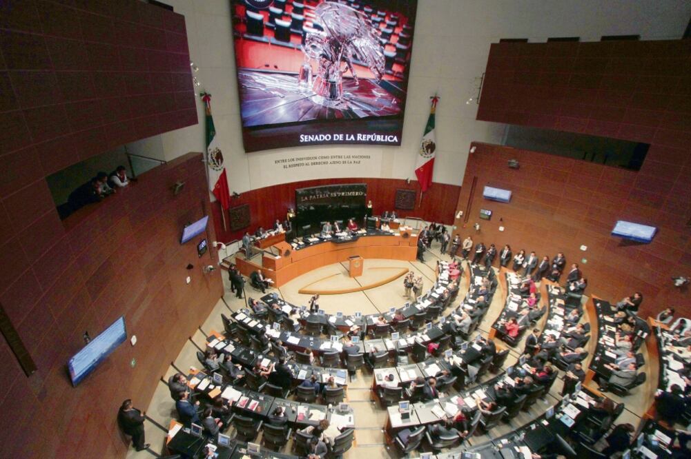 Representantes de los bancos acudieron ayer al Senado a fin de revisar la iniciativa para regular las comisiones que cobran. (CARLOS MEJÍA. EL UNIVERSAL)
