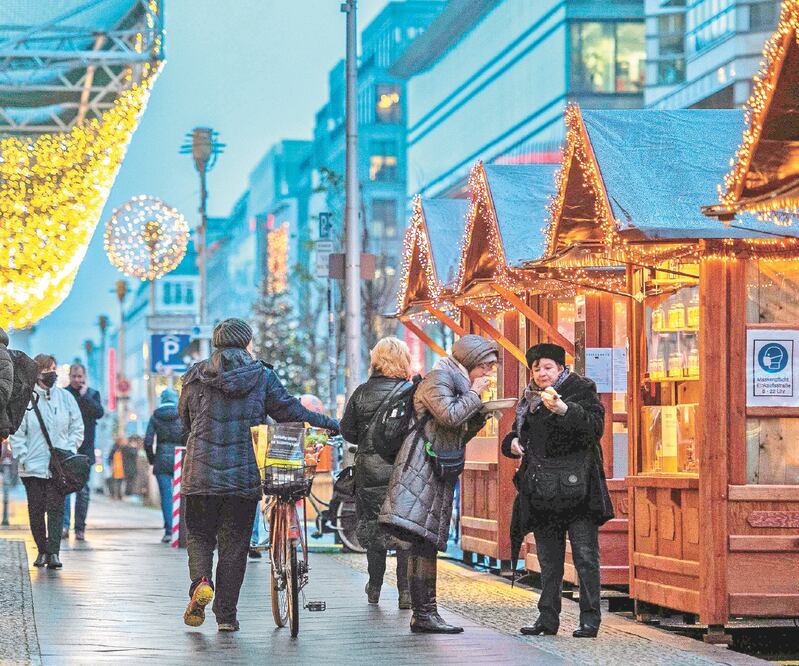 Alemanes en un mercado navideño en Berlín. La canciller Angela Merkel defendió la decisión adoptada la semana pasada entre su gobierno y los poderes regionales para prolongar las restricciones vigentes hasta el 10 de enero. JOHN MACDOUGALL. AFP