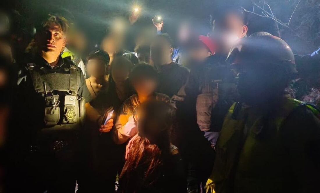 Foto: Especial/ Elementos del Escuadrón de Rescate y Urgencias Médicas con los ocho niños extraviados