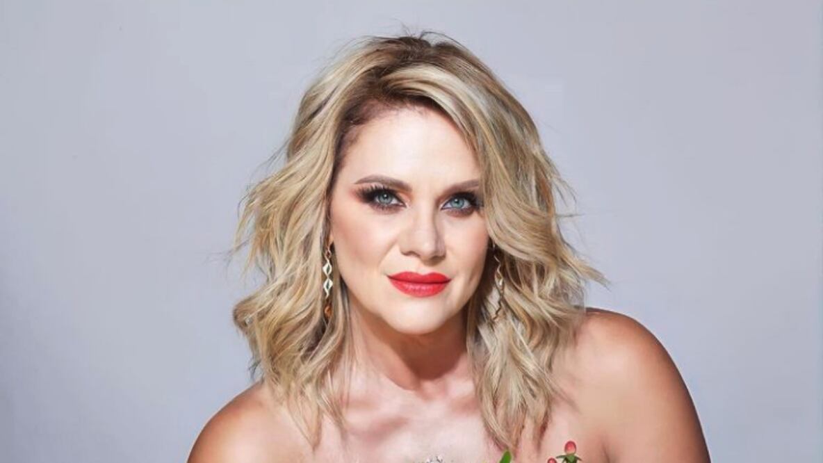 Erika Buenfil arrasó con su maquillaje en la alfombra Violeta de HBO Max. Foto: Instagram @erikabuenfil50