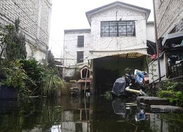 Disminuye nivel de agua en casas de Xochimilco afectadas por inundaciones; autoridades continúan labores de ayuda