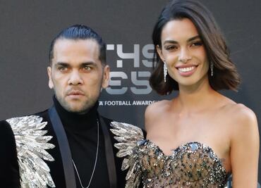 Dani Alves modela con los tacones de su esposa