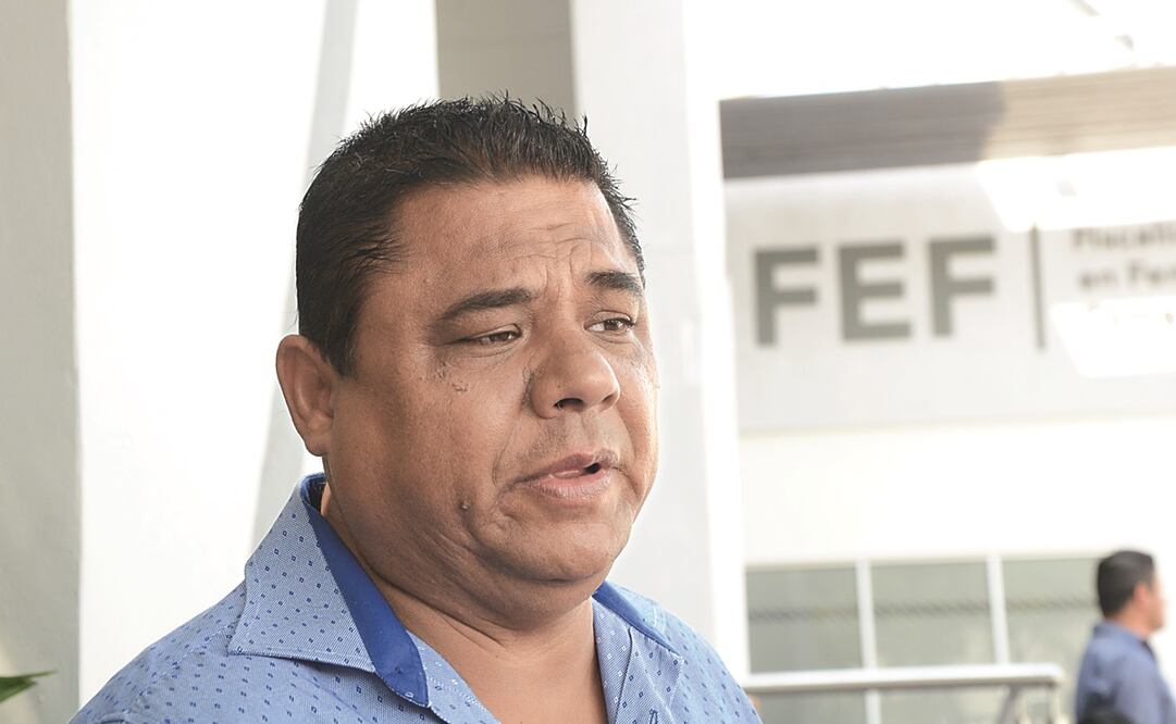 Mario Escobar, padre de Debanhi Susana, acudió a la Fiscalía Especializada en Feminicidios para solicitar informes del caso.