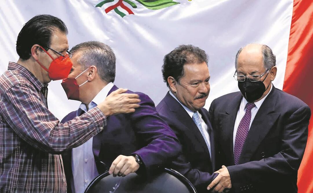 De der. a izq., los presidentes de la Comisión de Puntos Constitucionales, Juan Robledo; de Morena en San Lázaro, Ignacio Mier Velazco, y de Energía, Manuel Rodríguez, entre otros. Diego Simón/EL UNIVERSAL 