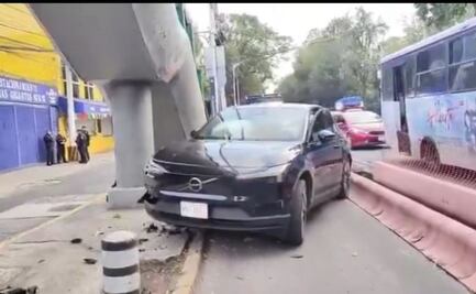 Conductor pierde control de auto y se impacta contra puente peatonal en Calzada de Tlalpan; confundió área de obras de ciclovía con carril