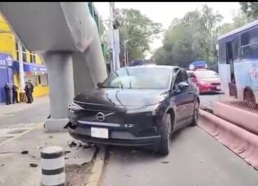 Conductor pierde control de auto y se impacta contra puente peatonal en Calzada de Tlalpan; confundió área de obras de ciclovía con carril