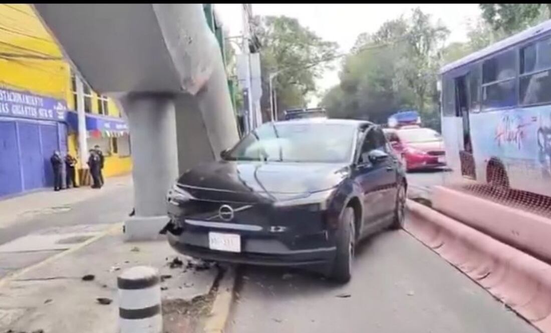 La mañana de este martes, el conductor de un automóvil negro perdió el control de su vehículo y terminó impactado contra las estructuras de un puente peatonal.
Foto: Especial.