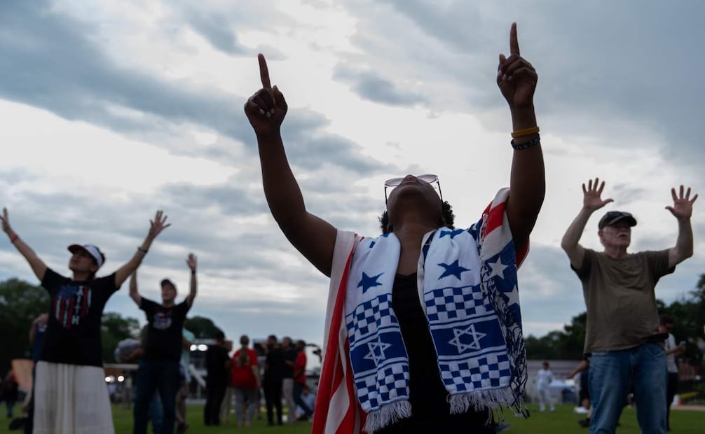 Personas rinden culto con música cristiana en Rededicate 250, una reunión de oración cristiana mayoritariamente conservadora en honor al 250 aniversario de los Estados Unidos, en el National Mall, el domingo 17 de mayo de 2026, en Washington. Foto: AP