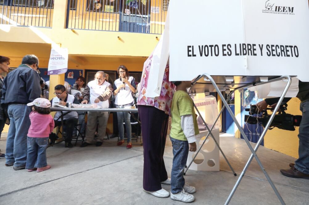 Los alcaldes y diputados que aspiren a reelegirse deberán separarse de su cargo para participar en precampañas de sus partidos políticos (ARCHIVO. EL UNIVERSAL)