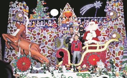 Los Santa Claus vuelven a la Cuauhtémoc, en el Centro Histórico, para la foto