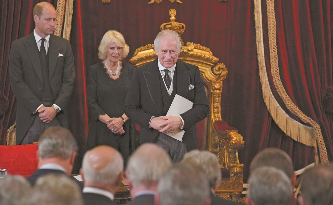 El rey Carlos III (derecha), la monarca consorte Camilla y el príncipe Guillermo, ayer en la ceremonia de proclamación en el Palacio de St. James, en Londres.