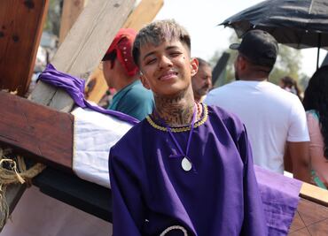 Viacrucis en Iztapalapa: Eduardo cargó una cruz de 50 kilos “por devoción y gusto”