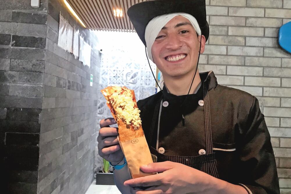 Bruno, quien vende marquesitas, explica que fue arrastrado y golpeado en un puesto de nieves, por lo que la gente pensó que vendía ese postre