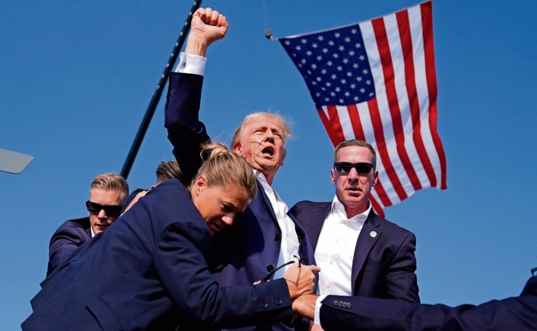 Donald Trump alza el puño, tras el atentado que sufrió en julio durante un mitin en Butler, Pennsylvania. Foto: Evan Vucci | AP (31/12/2024)