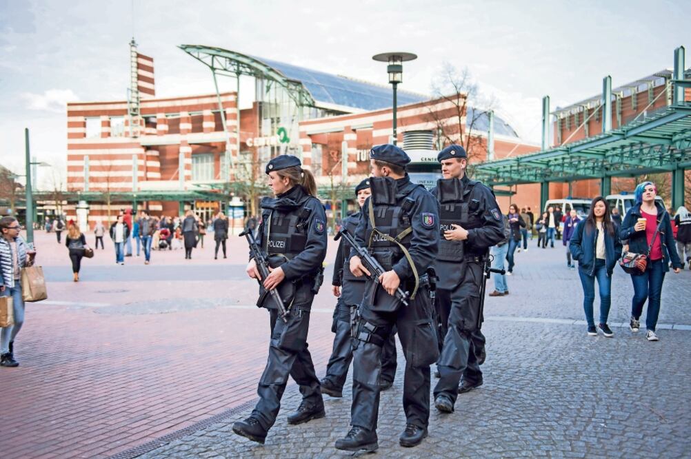 Policías armados vigilaban ayer el centro comercial llamado “Centro”, en Oberhausen, tras ser cerrado para prevenir un ataque extremista. (AP)