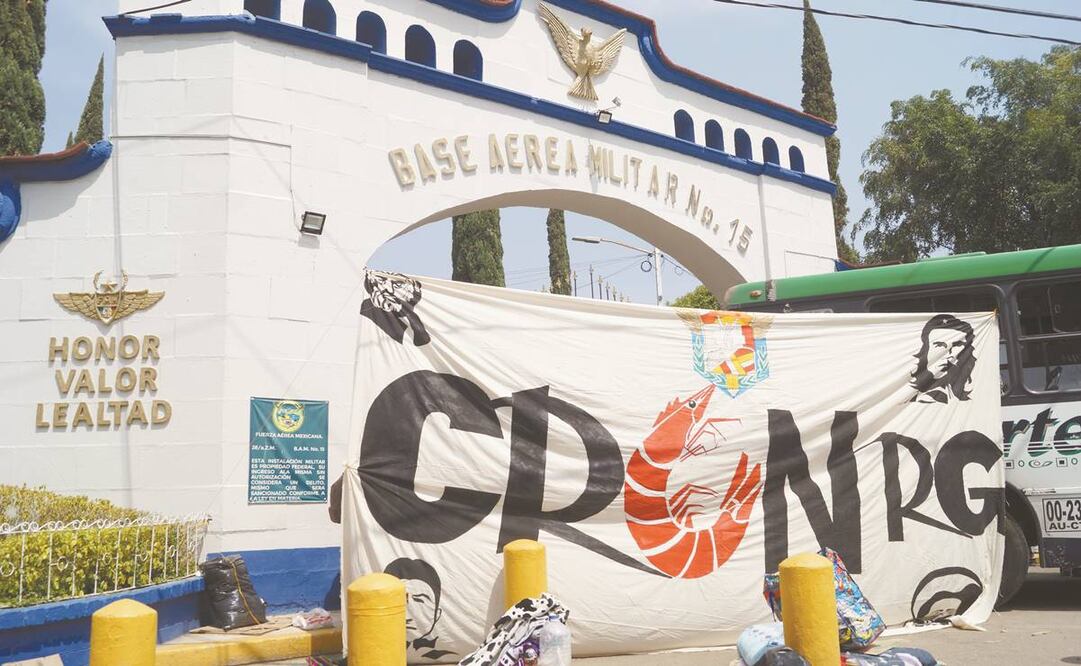 El bloqueo de normalistas se extendió a los accesos de la Base Militar Número 15, donde se resguarda un lote de la vacuna contra el Covid-19 de la farmacéutica CanSino. Foto: Edwin Hernández/ El Universal.