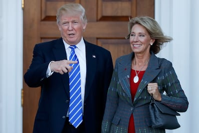 Trump nomina a donante de campaña como secretaria de Educación